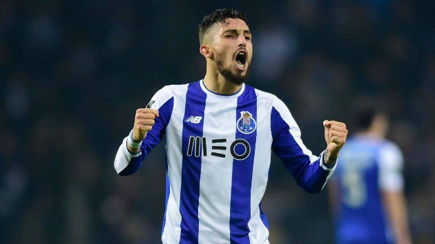 Man Utd trying to seal Alex Telles transfer on cheap for £12m from Porto with defender ‘convinced’ deal will be reached - Bóng Đá