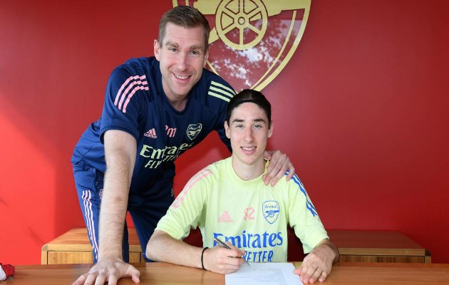 Arsenal signs pro contract with Flores - Bóng Đá