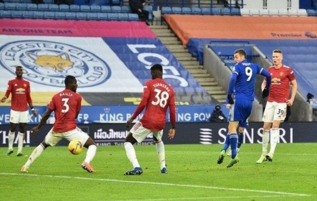 Vardy không nhận được bất kỳ sự "chăm sóc" nào từ Tuanzebe hay Bailly.