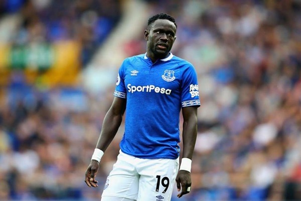 Niasse trong màu áo Everton.
