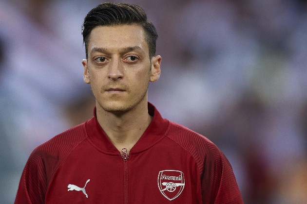 Và sau tất cả, cánh cửa rời khỏi Emirates có vẻ như đang ở rất gần Ozil. Vừa qua, giới truyền thông khẳng định anh đang trải qua quá trình đàm phán để gia nhập Fenerbahce. Mới đây, chính Ozil cũng đã khẳng định trên trang Twitter rằng mình có khả năng gia nhập CLB này.