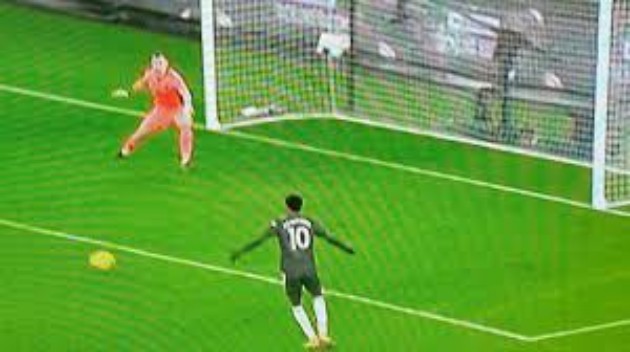 Tình huống xử lý khó hiểu của Rashford.