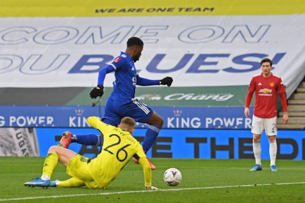 Iheanacho chớp thời cơ hiệu quả.
