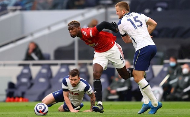 Pogba "nhảy múa" trước các cầu thủ Spurs.