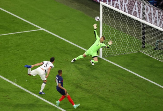 Nỗ lực cản phá bất thành của Hummels.