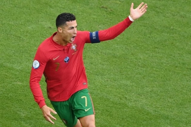 'Like a League Two centre half': Gary Neville lauds 'mesmerising' heading ability of Cristiano Ronaldo - Bóng Đá