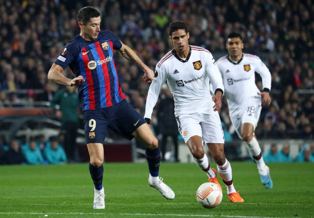 Varane đã chặn đứng được Lewandowski.