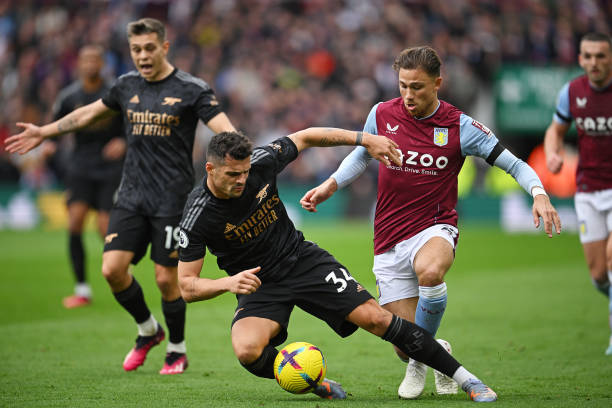 Xhaka mờ nhạt.
