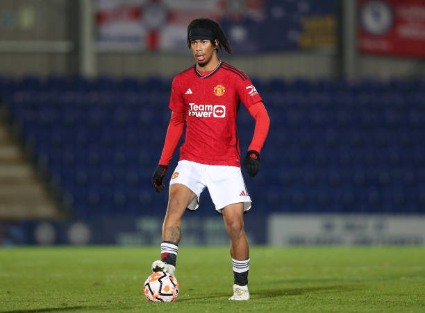 Oyedele trong màu áo Man Utd.