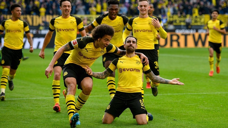 Bùng nổ ở phút bù giờ, Dortmund tái chiếm ngôi đầu bảng từ tay Bayern - Bóng Đá