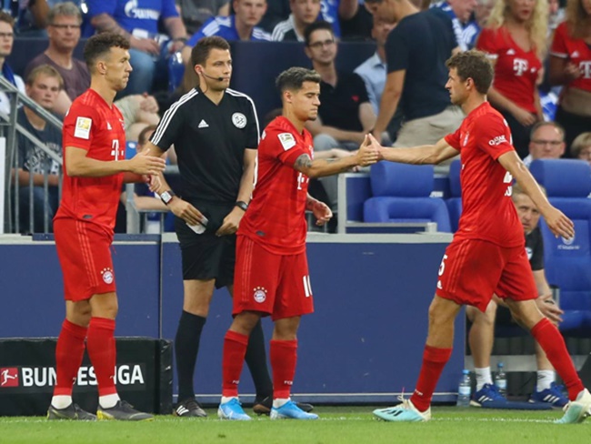 Niềm vui rạng rỡ của Coutinho khi chụp ảnh cùng toàn đội Bayern - Bóng Đá