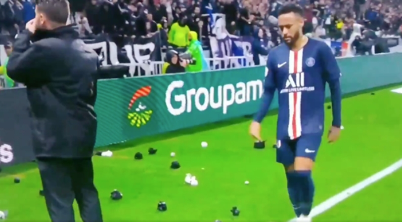 PSG star Neymar has items thrown at him by Lyon  - Bóng Đá