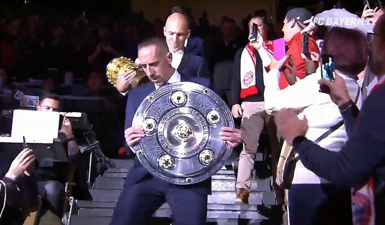 Đôi cánh thiên thần Robbery xuất hiến trong ngày Bayern chia tay chủ tịch - Bóng Đá