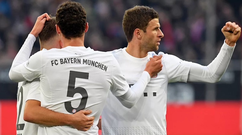 Benjamin Pavard and Thomas Müller discuss 