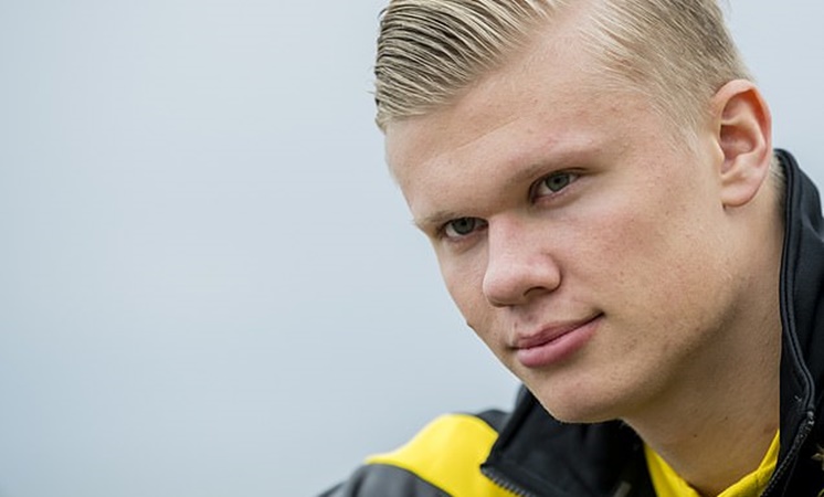 rling Haaland' as Borussia Dortmund striker poses on a beach after meeting up with new team-mates in Marbella - Bóng Đá