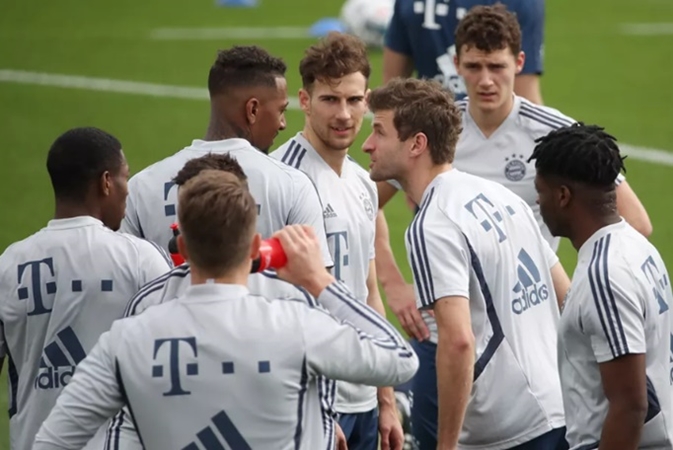 Kung-fu Bayern: Neuer and Zirkzee collide during training session - Bóng Đá