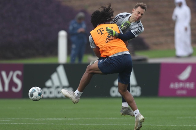 Kung-fu Bayern: Neuer and Zirkzee collide during training session - Bóng Đá