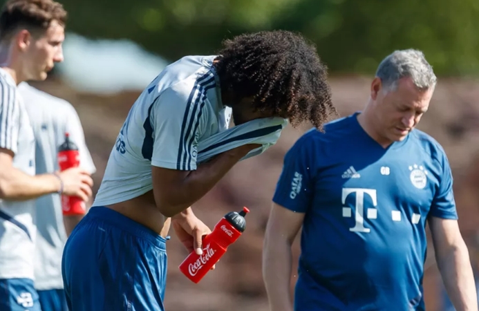 Kung-fu Bayern: Neuer and Zirkzee collide during training session - Bóng Đá