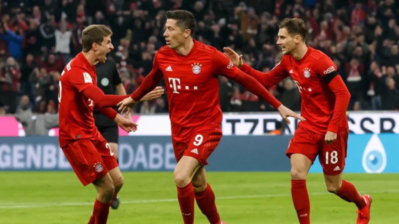 Thủ môn Schalke mắc sai lầm giúp Bayern thắng giòn giã - Bóng Đá