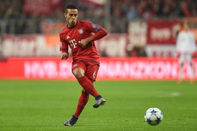 Regarding Thiago's future, Bayern are set to decide whether to give Thiago a new improved contract - Bóng Đá