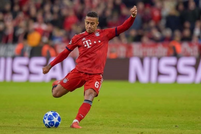 Regarding Thiago's future, Bayern are set to decide whether to give Thiago a new improved contract - Bóng Đá