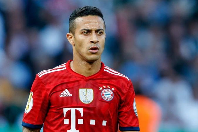 Regarding Thiago's future, Bayern are set to decide whether to give Thiago a new improved contract - Bóng Đá