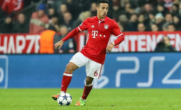 Regarding Thiago's future, Bayern are set to decide whether to give Thiago a new improved contract - Bóng Đá