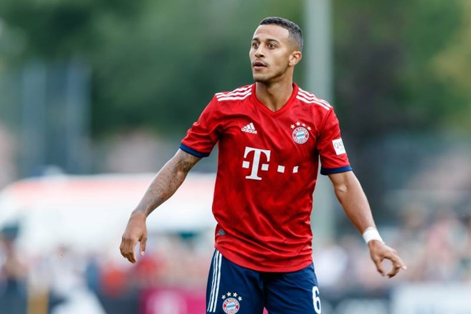 Regarding Thiago's future, Bayern are set to decide whether to give Thiago a new improved contract - Bóng Đá