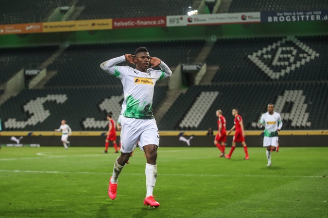 Embolo ăn mừng hài hước ở trận đấu Gladbach vs Cologne - Bóng Đá