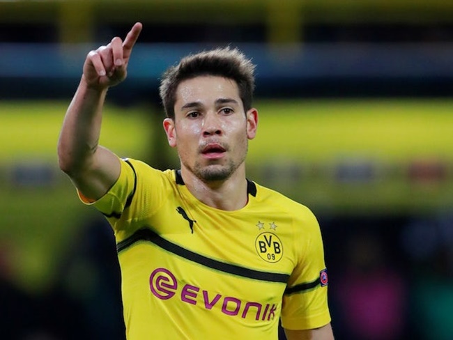 Barcelona are reportedly considering a summer move for Borussia Dortmund defender Raphael Guerreiro. - Bóng Đá