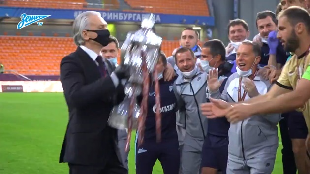 Chelsea legend Branislav Ivanović lifts, then immediately breaks latest trophy - Bóng Đá