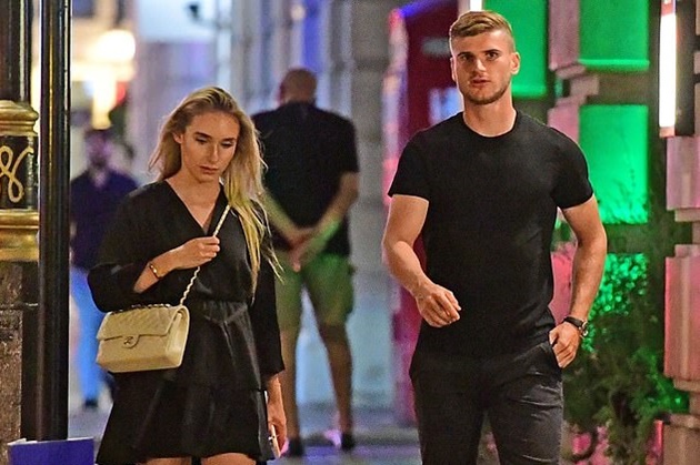  Timo Werner walks the London streets with his girlfriend - Bóng Đá