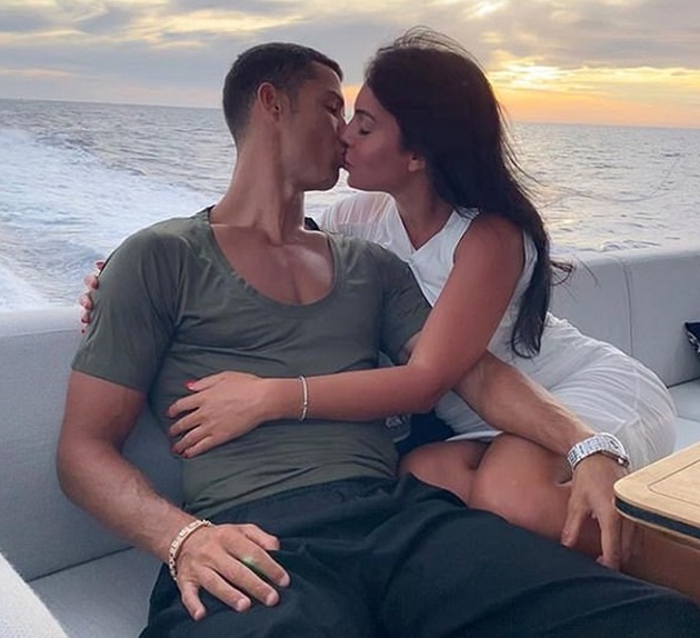 Ronaldo kisses girlfriend - Bóng Đá