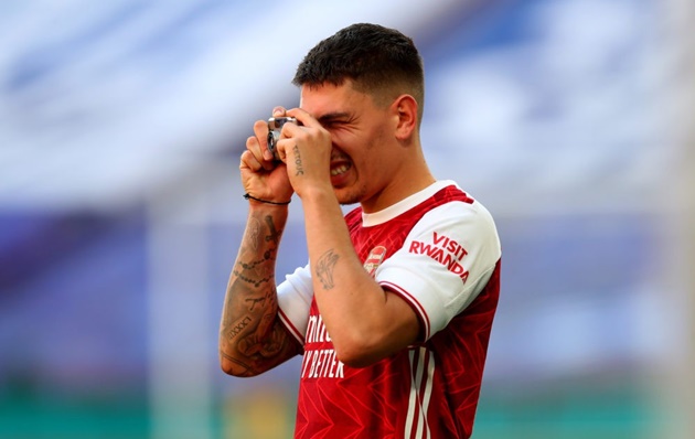 Paris Saint-Germain make £25m bid for Arsenal's Hector Bellerin? - Bóng Đá