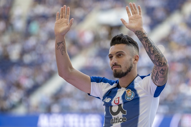 Manchester United have been offered a chance to sign FC Porto defender Alex Telles in a deal worth £22.7 million - Bóng Đá