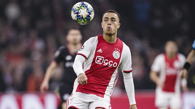 Sergiño Dest is not in Ajax's stating XI today - Bóng Đá
