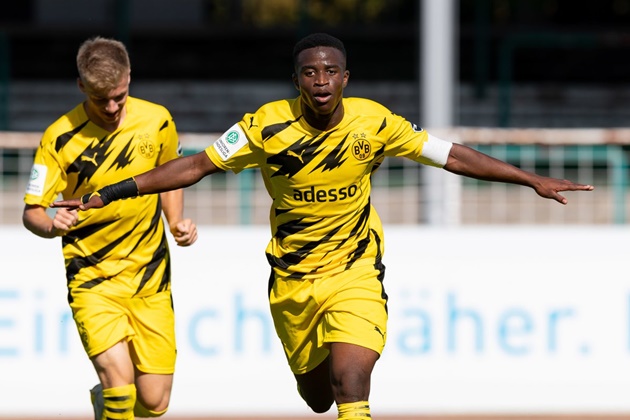 Youssoufa Moukoko starts with a hat-trick in the 5-0 victory - Bóng Đá