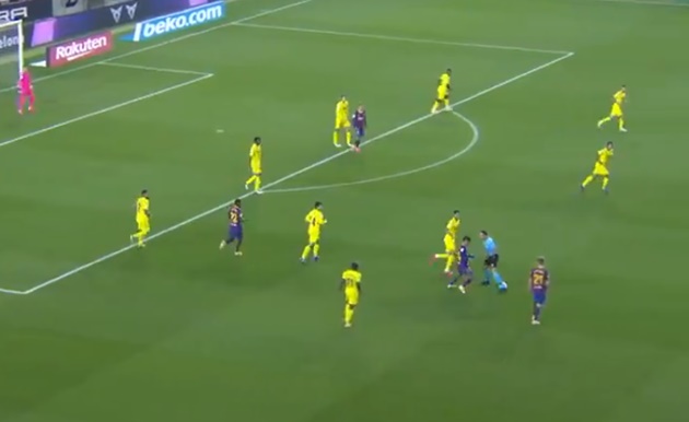 Philippe Coutinho nutmegs the referee during Barcelona win over Villarreal - Bóng Đá