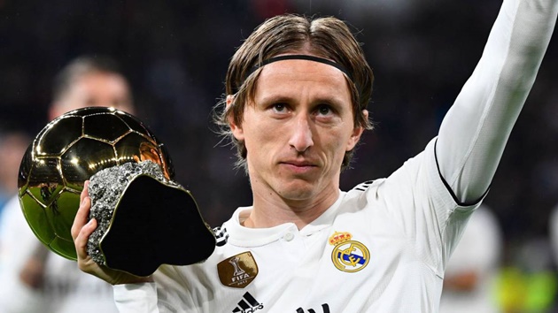 Modric willing to take salary cut to extend Real Madrid contract - Bóng Đá
