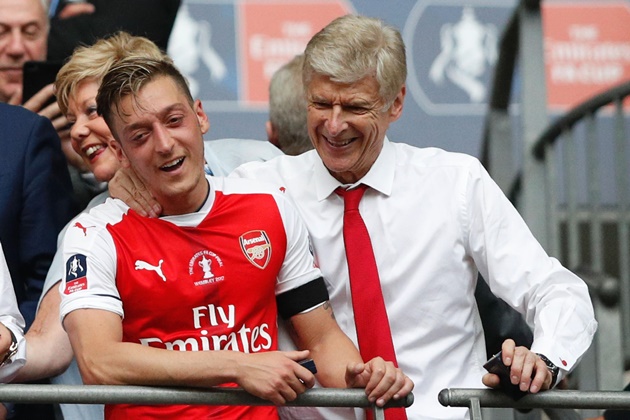 Arsene Wenger claims £350,000-a-week outcast Mesut Ozil is being 'wasted' at Arsenal - Bóng Đá