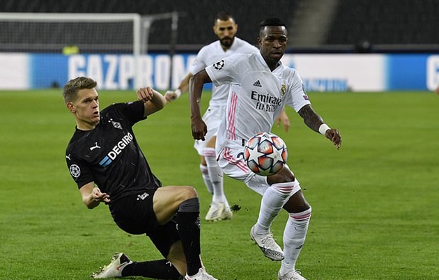 Tunnel footage reveals Karim Benzema laying into Real Madrid team-mate Vinicius - Bóng Đá