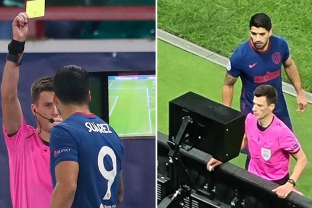 Luis Suarez gets booked after cheekily looking at the VAR screen - Bóng Đá