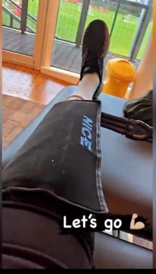 De Gea shares picture of leg in brace after suffering knee injury - Bóng Đá