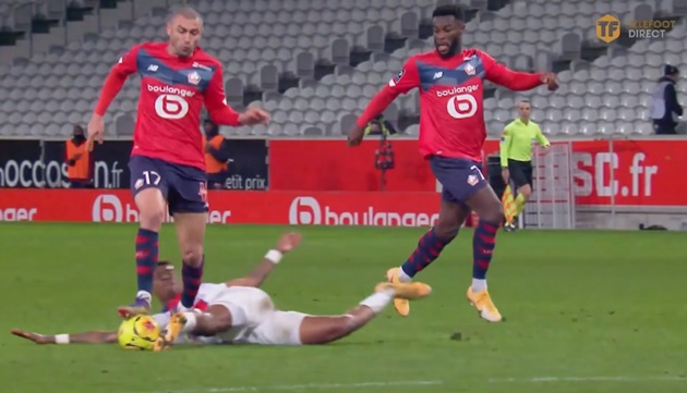 Kimpembe có pha tackle dính bóng ấn tượng - Bóng Đá