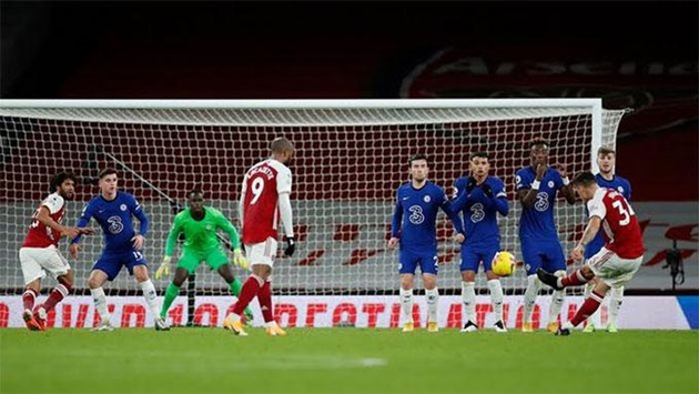 Số 34 lập siêu phẩm sút phạt hàng rào.