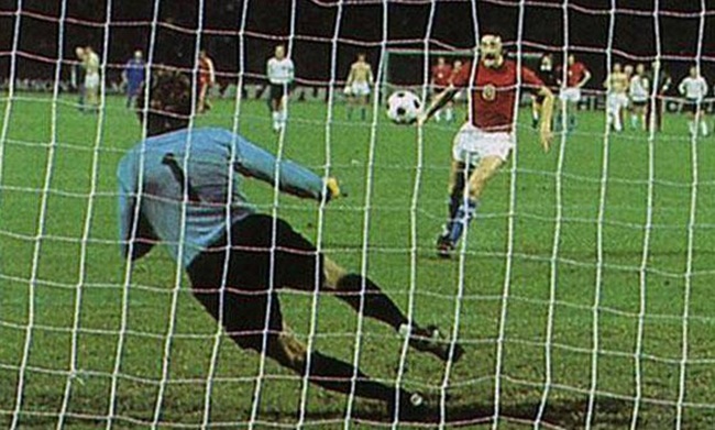 Antonin Panenka trong trận chung kết EURO 1976.