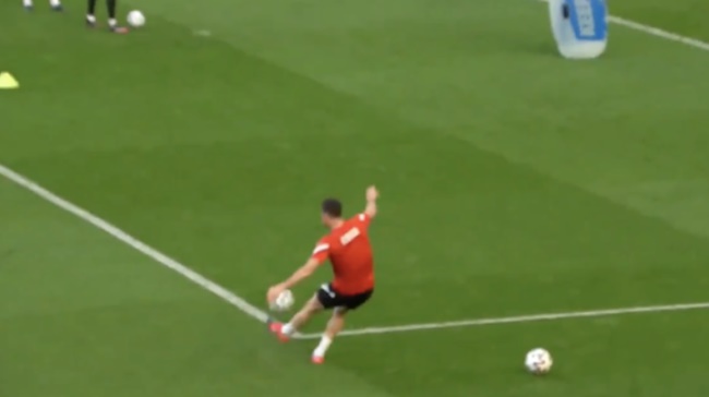 Robert Lewandowski hits fan's phone in incredible training ground footage - Bóng Đá