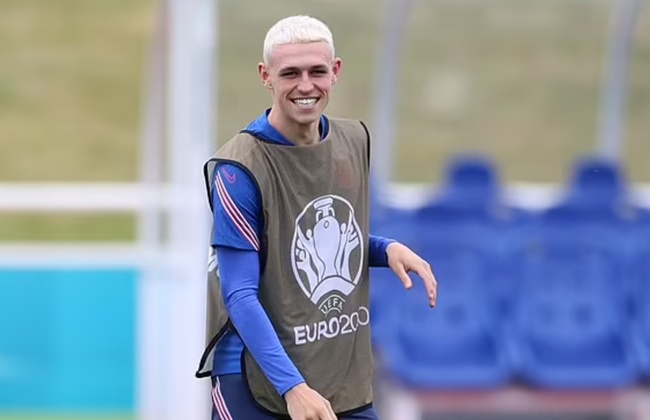 Phil Foden reveals his England team-mates have agreed to copy his bleached-blonde hairstyle if they lift the European Championship trophy - Bóng Đá