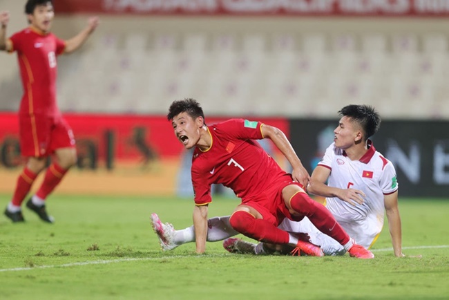 Thanh Bình rơi vào thế bị động khi theo kèm Wu Lei.
