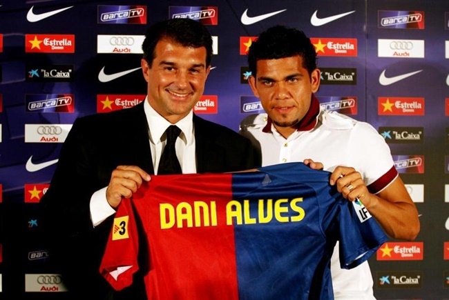 Dani Alves has offered himself to Barcelona - Bóng Đá